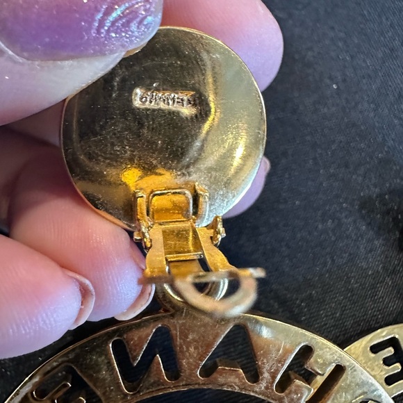 Chanel Vintage Gold Tone Dangle Hoop clip Earrings Artificial Pearl round 1980’s - Picture 6 of 10